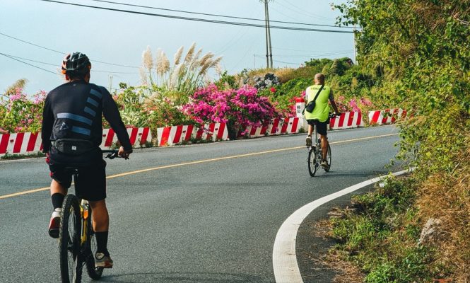 Thiền bằng cách đạp xe và tập trung vào con đường thiên nhiên
