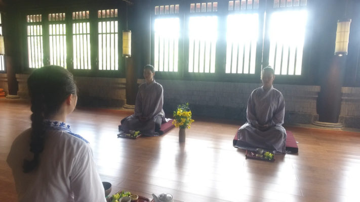 Thiền trong khuôn viên chùa tại Yên Tử