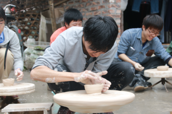 Sinh viên trải nghiệm làm gốm tại Bát Tràng